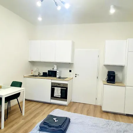 Private Apartment Close To Red Subway Pankrac Prague Exterior photo